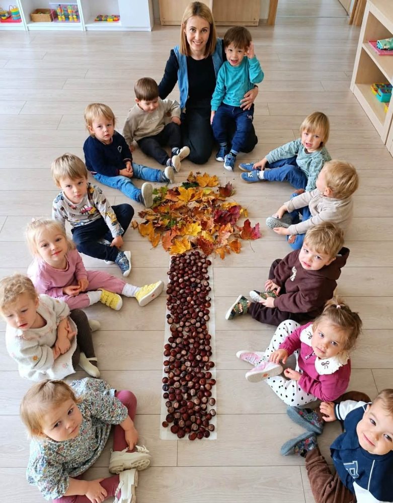 „Smalsučių“ ir „Pagrandukų“ grupių mažieji su džiaugsmu tyrinėjo rudens gėrybes.